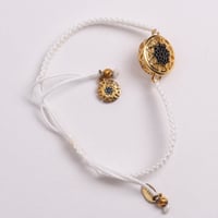 سوارة مجدولة لون أبيض مع فضة مطلي بالذهب مرصعة بأح...