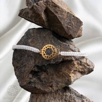 سوارة مجدولة لون أبيض مع فضة مطلي بالذهب مرصعة بأح...