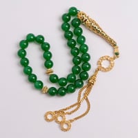 سبحة حجر العقيق الأخضر تزينها بتلات من الفضة النقي...