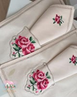 3623 مفرش مائدة ورد الندى مطرز يدويا