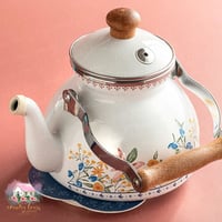 3150 ابريق معدني مورد أنيق بقبضة خشبية