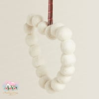 6207 تعليقة اكليل القلب من الصوف