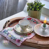 3511 مفرش انتيك مطرز بالورود مع حواف حمراء