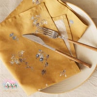 6045 مفرش أصفر بنقوش ناعمة