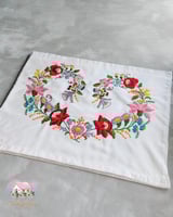 3634 غطاء مخدة زهور البهجة (مطرز يدويا)