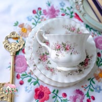 3492 كوب مع صحنين انتيك من رويال البرت Royal Alber...