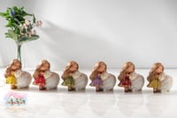 3377 تحفة البنت المرحة والخروف حجم صغير (أصفر)