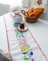 3680 رنر انتيك مطرز زهور الملكة