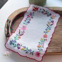 3511 مفرش انتيك مطرز بالورود مع حواف حمراء