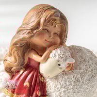 3369 تحفة البنت المرحة والخروف حجم صغير (أحمر عناب...