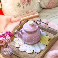 7806 ابريق معدني زهري منقط بمسكة خشبية