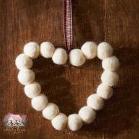 6207 تعليقة اكليل القلب من الصوف