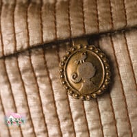 3291 كوشن مطرز الورود الحمراء من بيب ستوديو