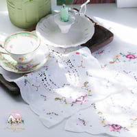 3536 مفرش هاندميد مطرز بالورود