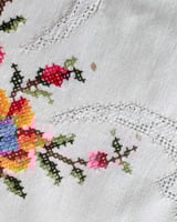 3608 مفرش مطرز بهجة الألوان