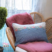 3470 كوشن مطرز بوجهين من جرين جيت Laura Dusty