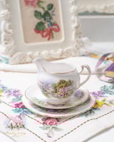 3739 كريمر مع صحنين انتيك من رويال ڤيل Royal Vale