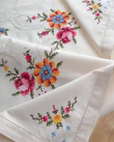 3608 مفرش مطرز بهجة الألوان