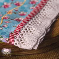 3298 مفرش ورود أزرق بحواف دانتيل من بيب ستوديو