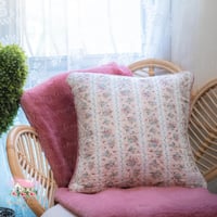 3468 كوشن مطرز بوجهين من جرين جيت Ellie white