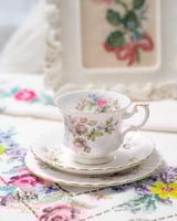 3742 كوب مع صحنين انتيك من رويال البرت