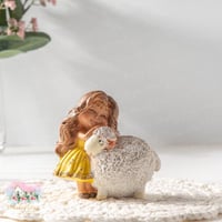 3377 تحفة البنت المرحة والخروف حجم صغير (أصفر)