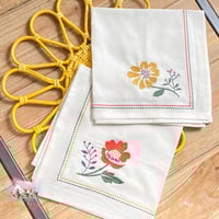 3353 مفرش الوردة الصفراء مطرز