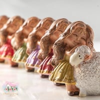 3377 تحفة البنت المرحة والخروف حجم صغير (أصفر)