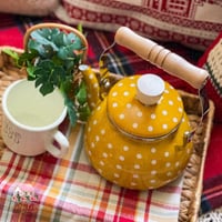 7718 ابريق معدني أصفر منقط بمسكة خشبية