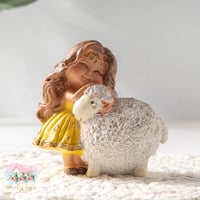 3377 تحفة البنت المرحة والخروف حجم صغير (أصفر)