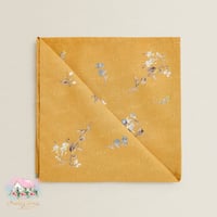 6045 مفرش أصفر بنقوش ناعمة