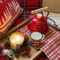 7713 ابريق معدني أحمر سادة بمسكة خشبية