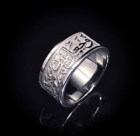 حكاية خاتم: فضة منحوتة تروي إرث الجمــال