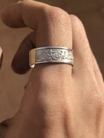 حكاية خاتم: فضة منحوتة تروي إرث الجمــال