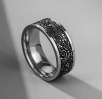 حكاية خاتم: فضة منحوتة تروي إرث الجمــال