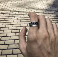 حكاية خاتم: فضة منحوتة تروي إرث الجمــال