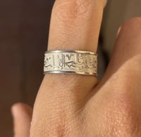 حكاية خاتم: فضة منحوتة تروي إرث الجمــال