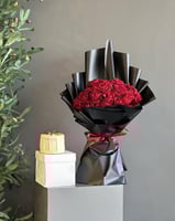 باقة الميلاد وكيكة البستاشيو