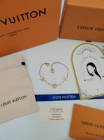 اسوارة لويس فيتون مع الملحقات