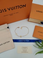 اسوارة لويس فيتون مع الملحقات