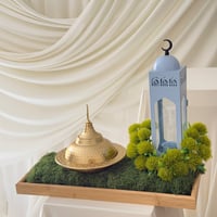 ستاند بتنسيق ورد صناعي مع فانوس رمضاني و علبة ذهبي...