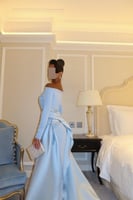 فستان مكشوف الكتفين مع درابزين وذيل