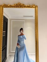 فستان مكشوف الكتفين مع درابزين وذيل