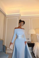 فستان مكشوف الكتفين مع درابزين وذيل