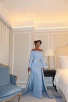 فستان مكشوف الكتفين مع درابزين وذيل