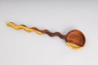 طقم ملاعق خشبية متعرجة قطعتين مقاس متوسط وكبير