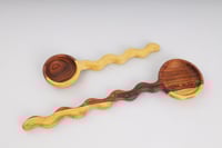 طقم ملاعق خشبية متعرجة قطعتين مقاس متوسط وكبير