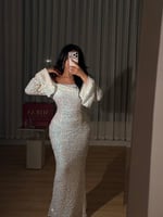 فستان ابيض لؤلؤي بلمعة ترتر ناعمة