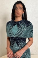 فستان تركوازي مطرّز بالترتر مع قطعة فخمة