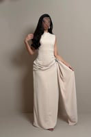 فستان بيج بقصة مستقيمة وتفصيل جانبي ناعم